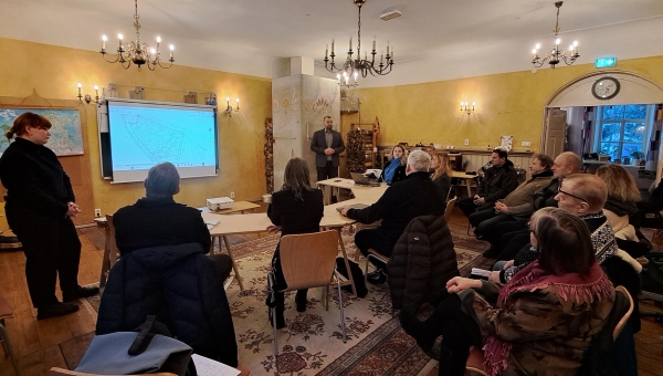 Möödunud kolmapäeval arutas kohapeal 17 inimest Sänna kultuurimõisa Sänna liivakarjääri muudetud keskkonnaloa teemat. Veebi kaudu osales arutelul veel kaks inimest. Foto: MARGIT PÄKK / RÕUGE VALLAVALITSUS